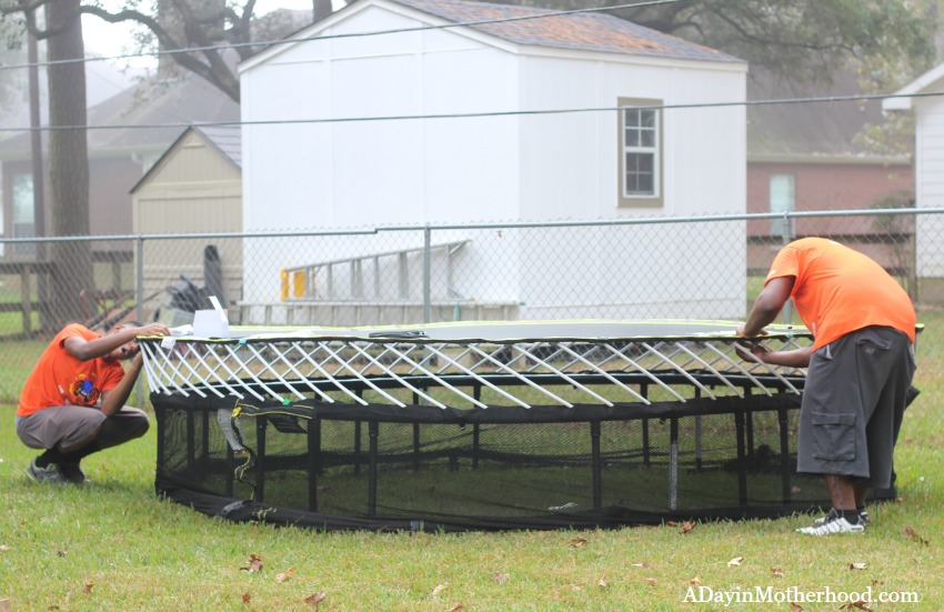 Putting up the Springfree Trampoline - get a Black Friday Deal